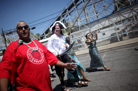 مهرجان حورية البحر يجعل عمدة نيويورك قرصانا وزوجته حورية صورة رقم 22