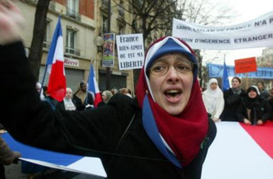 محكمة فرنسية تفصل مسلمة من عملها بسبب رفضها نزع الحجاب صورة رقم 2