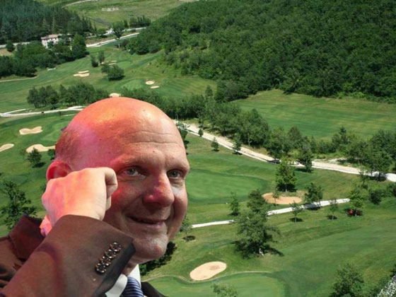 بالصور..  هكذا يقضي اباطرة الالكترونيات عطلتهم الصيفية  صورة رقم 5