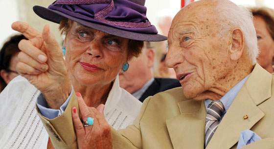 زوجة رئيس الماني سابق تتسبب بسحب سيارته منه صورة رقم 6