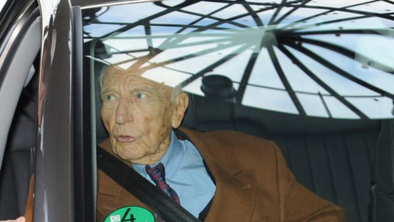 زوجة رئيس الماني سابق تتسبب بسحب سيارته منه صورة رقم 3