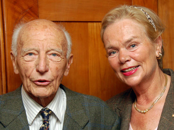 زوجة رئيس الماني سابق تتسبب بسحب سيارته منه صورة رقم 7