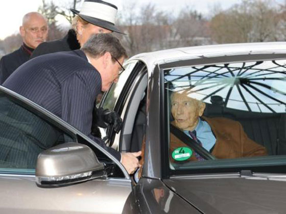 زوجة رئيس الماني سابق تتسبب بسحب سيارته منه صورة رقم 1