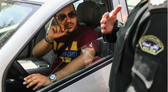 بالصور.. الشرطة الايرانية تعتقل وتعاقب المجاهرين بالافطار صورة رقم 1