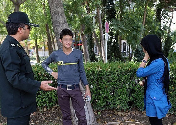 بالصور.. الشرطة الايرانية تعتقل وتعاقب المجاهرين بالافطار صورة رقم 5