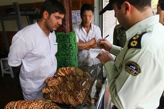 بالصور.. الشرطة الايرانية تعتقل وتعاقب المجاهرين بالافطار صورة رقم 4