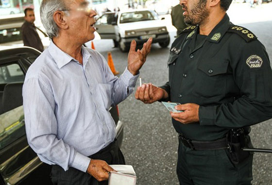 بالصور.. الشرطة الايرانية تعتقل وتعاقب المجاهرين بالافطار صورة رقم 2