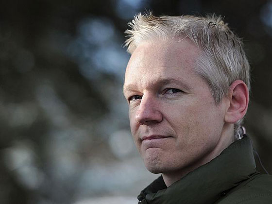 وليام اسانج.. من فضائح ويكيليكس الى عروض الازياء صورة رقم 1