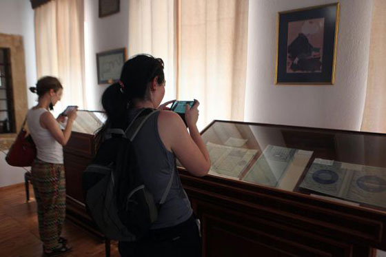 صور: العثور على نسخة من القرآن الكريم عمرها 600 عام صورة رقم 3