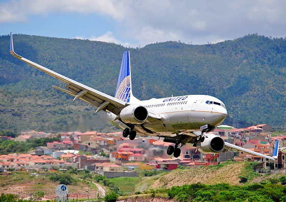 طائرة امريكية تهبط اضطراريا بعد تفتح مزالق الاخلاء بالجو صورة رقم 2