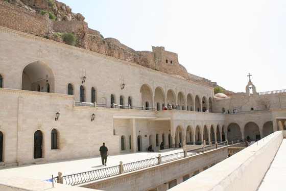 مسلحو داعش يقتحمون كنائس الموصل ويرفعون عليها اعلاما سوداء صورة رقم 2