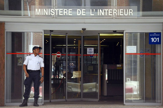 احتجاز الرئيس الفرنسي السابق ساركوزي للتحقيق بتهم الفساد صورة رقم 4