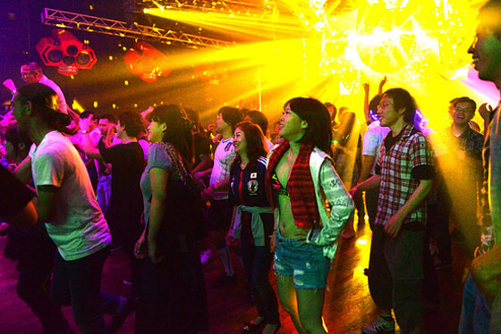  الرقص في ملاهي اليابان بعد منتصف الليل تهمة خطيرة صورة رقم 2