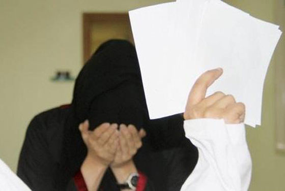 حكايات صادمة عن رجال يتسلطون على محارمهم ويبتزونهم ماليا صورة رقم 1