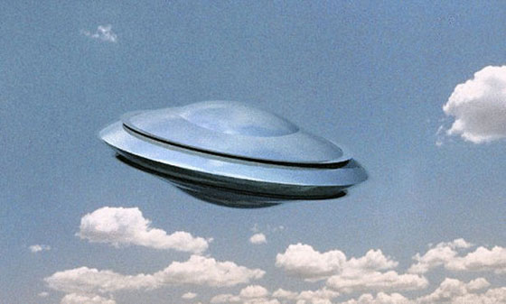 بالصور.. طبق طائر في سماء تشيلي يلتقطه عامل بمنجم للنحاس صورة رقم 1