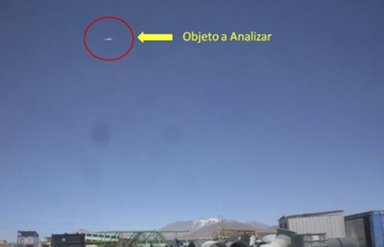 بالصور.. طبق طائر في سماء تشيلي يلتقطه عامل بمنجم للنحاس صورة رقم 4