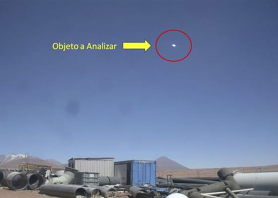 بالصور.. طبق طائر في سماء تشيلي يلتقطه عامل بمنجم للنحاس صورة رقم 2