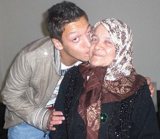 نجم ارسنال.. مسعود اوزيل يتبرع بمكافأته في المونديل لاطفال غزة صورة رقم 8