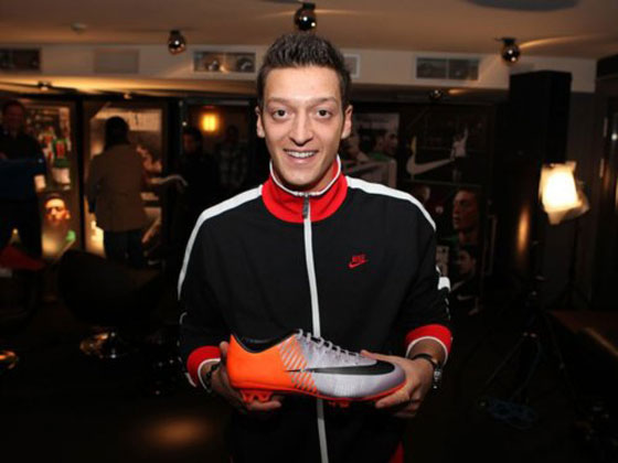 نجم ارسنال.. مسعود اوزيل يتبرع بمكافأته في المونديل لاطفال غزة صورة رقم 9