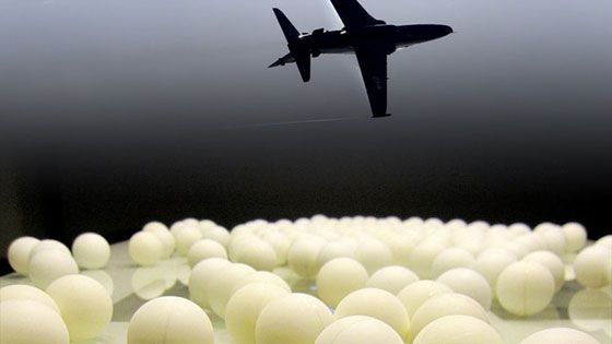 السماء تمطر آلاف من كرات التنس على شارع سريع! صورة رقم 1