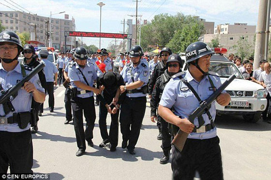 كشفته كاميرا مراقبة.. اخطر مغتصب بالصين يحاكم علنيا امام الآلاف صورة رقم 1