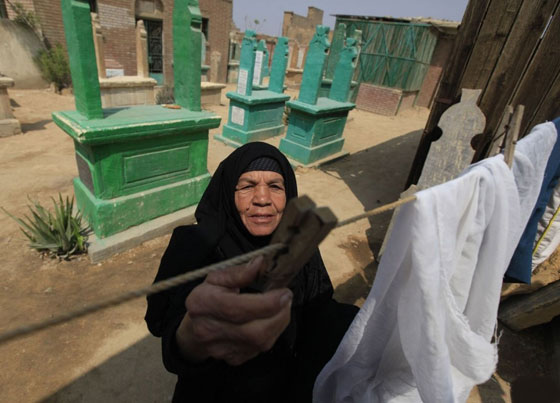 بالصور.. اكثر من مليوني مصري يعيشون بالمقابر معظمهم بالقاهرة صورة رقم 3