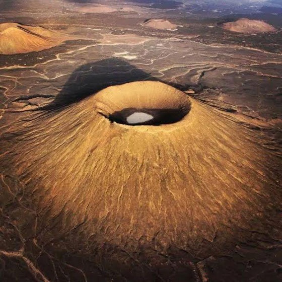 بالصور من الجو.. فوهة بركان كبيرة في المدينة المنورة صورة رقم 2