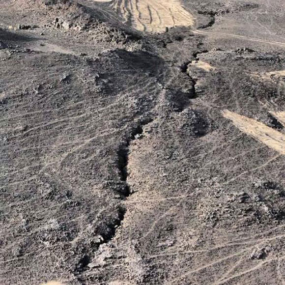 بالصور من الجو.. فوهة بركان كبيرة في المدينة المنورة صورة رقم 3