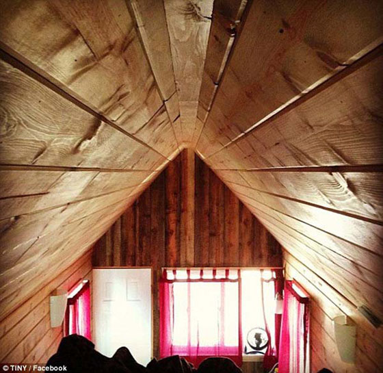 صور: زوجان يحلان مشكلة غلاء البيوت ويبنيان منزلا صغيرا جدا صورة رقم 2