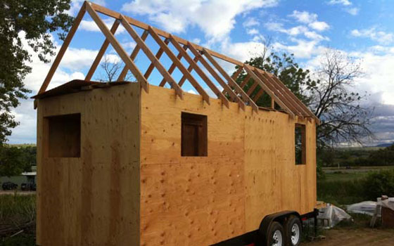 صور: زوجان يحلان مشكلة غلاء البيوت ويبنيان منزلا صغيرا جدا صورة رقم 5