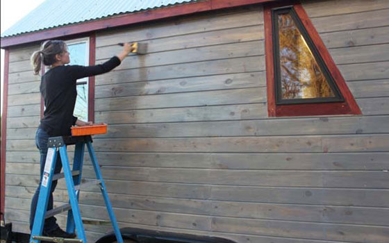 صور: زوجان يحلان مشكلة غلاء البيوت ويبنيان منزلا صغيرا جدا صورة رقم 6