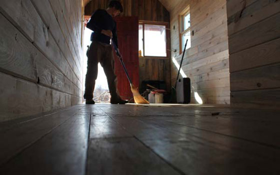 صور: زوجان يحلان مشكلة غلاء البيوت ويبنيان منزلا صغيرا جدا صورة رقم 7