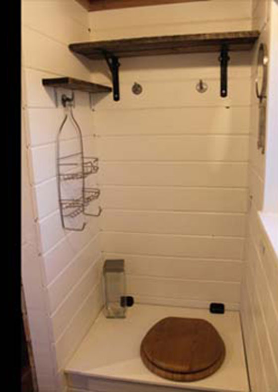 صور: زوجان يحلان مشكلة غلاء البيوت ويبنيان منزلا صغيرا جدا صورة رقم 8