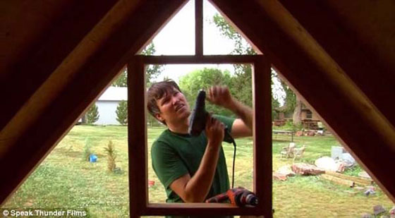 صور: زوجان يحلان مشكلة غلاء البيوت ويبنيان منزلا صغيرا جدا صورة رقم 10