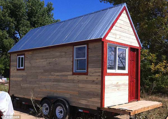 صور: زوجان يحلان مشكلة غلاء البيوت ويبنيان منزلا صغيرا جدا صورة رقم 11