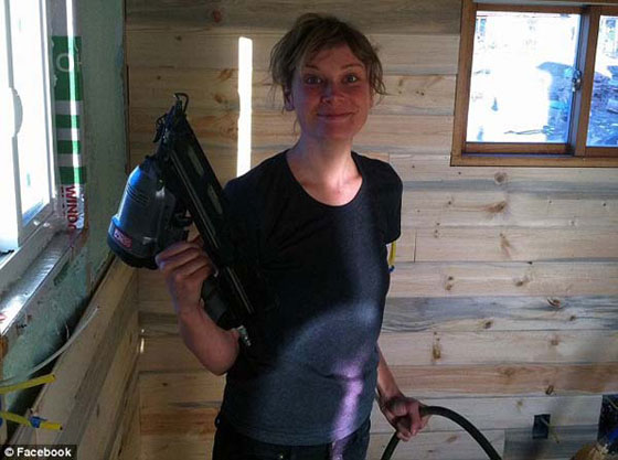 صور: زوجان يحلان مشكلة غلاء البيوت ويبنيان منزلا صغيرا جدا صورة رقم 13