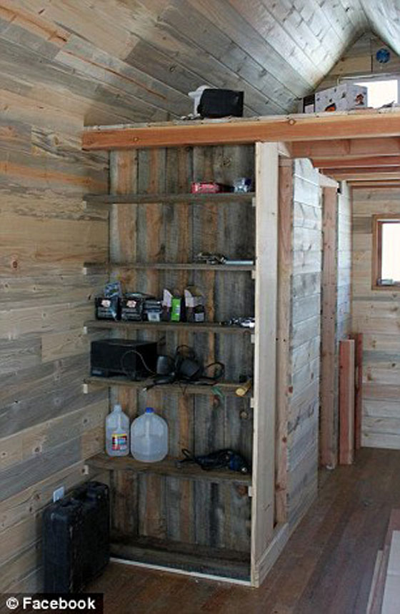 صور: زوجان يحلان مشكلة غلاء البيوت ويبنيان منزلا صغيرا جدا صورة رقم 15