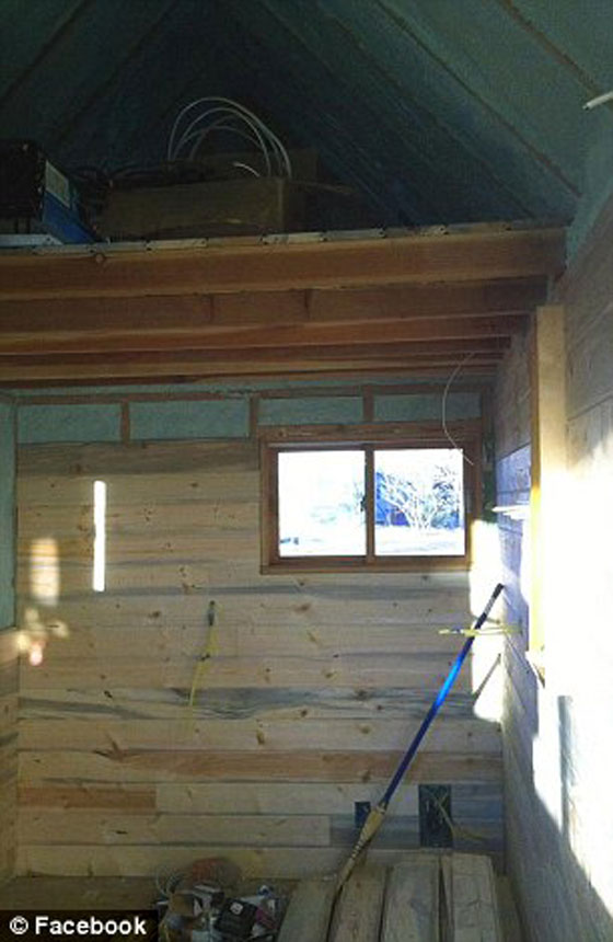 صور: زوجان يحلان مشكلة غلاء البيوت ويبنيان منزلا صغيرا جدا صورة رقم 17