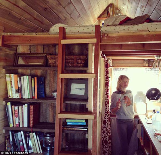 صور: زوجان يحلان مشكلة غلاء البيوت ويبنيان منزلا صغيرا جدا صورة رقم 16