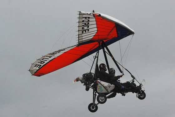 هرب من مصحة نفسية وطار بطائرة شراعية بارتفاع منخفض وخطر صورة رقم 2