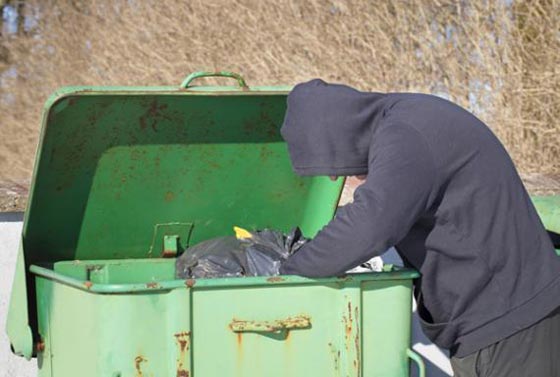 اعتقال لص متخصص بسرقة حاويات النفاية! صورة رقم 2