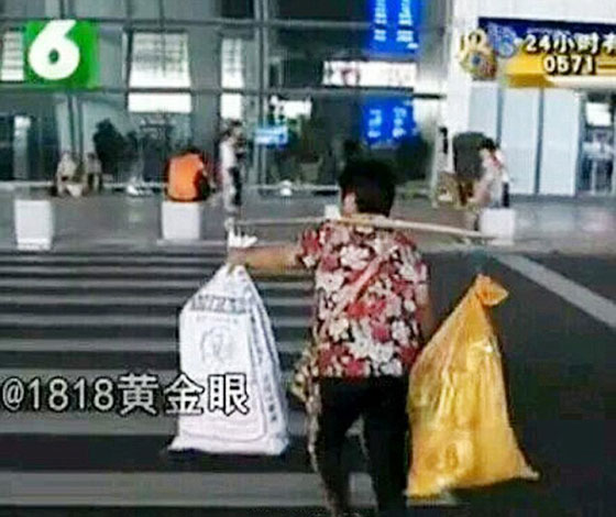 مؤلم جدا.. رفض امه وهداياها لمولوده بسبب قباحتها!! صورة رقم 2