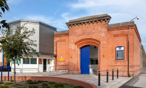 سجين لم يحتمل ارتفاع الحرارة ففقأ عينيه احتجاجا! صورة رقم 1