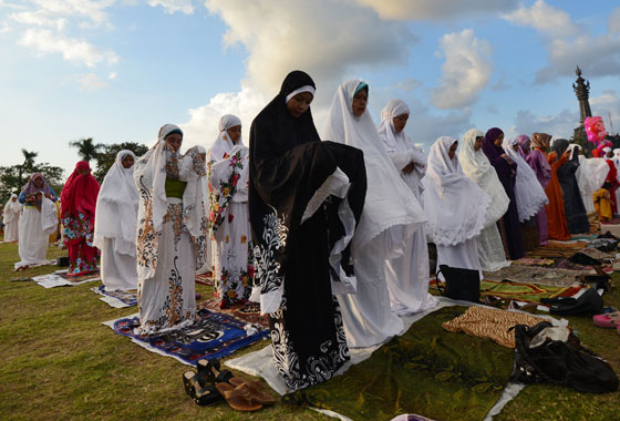 صور المسلمين في العالم يستقبلون عيد الفطر بصلاة العيد صورة رقم 3