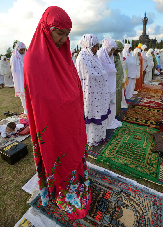 صور المسلمين في العالم يستقبلون عيد الفطر بصلاة العيد صورة رقم 5