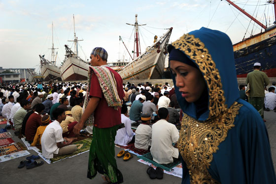 صور المسلمين في العالم يستقبلون عيد الفطر بصلاة العيد صورة رقم 7