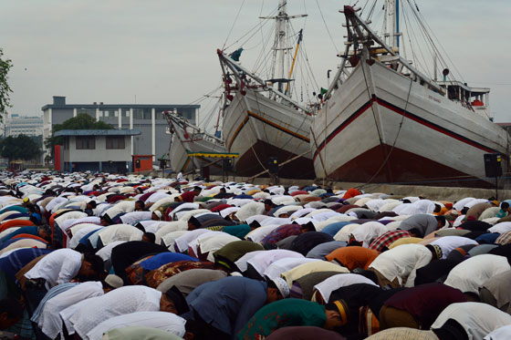 صور المسلمين في العالم يستقبلون عيد الفطر بصلاة العيد صورة رقم 8