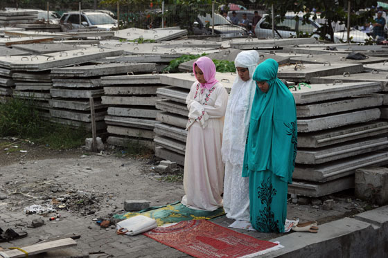 صور المسلمين في العالم يستقبلون عيد الفطر بصلاة العيد صورة رقم 10