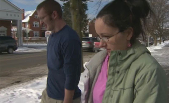 والدان يعالجان طفلهما من فوبيا الظلام بوضعه في صندوق السيارة!! صورة رقم 1