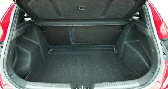 والدان يعالجان طفلهما من فوبيا الظلام بوضعه في صندوق السيارة!! صورة رقم 2